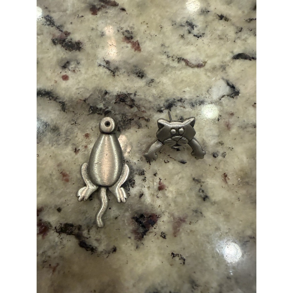 "JJ" Jonette Jewelry Silver Pewter Small 'CAT 3-D' Pierced Earrings - Picture 4 of 4